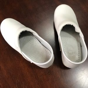 White Dansko Clogs Size 37 (7)